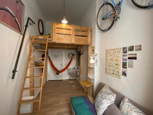 Palanda nebo palandy na pokoji v ubytování Kiez Hostel Berlin