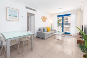 a living room with a table and a couch at ApartUP Patacona Iconic II in Valencia