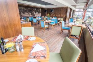 Um restaurante ou outro lugar para comer em Sonesta Hotel El Olivar