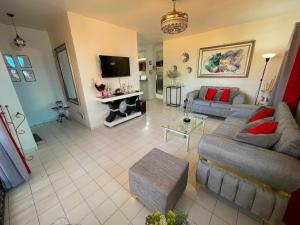 un salon avec deux canapés et une télévision dans l'établissement Casa Corona Plaza, à Santiago de los Caballeros