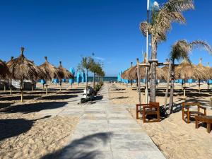 a sandy beach with straw umbrellas and the ocean at A 200m dal Mare Residenza Esclusiva in Centro con Comfort Premium, Parcheggio Pubblico a 300m in Pescara