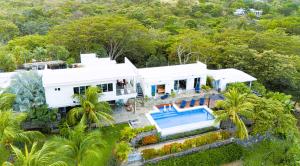 Lakeview Granada Hotel Boutique في غرناطة: اطلالة جوية على بيت ابيض مع مسبح