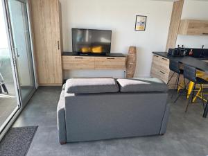 ラ・ボールにあるStudio face merのソファとテレビのあるリビングルーム