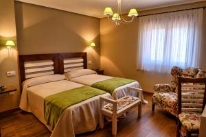 A bed or beds in a room at Posada Valle del Oso