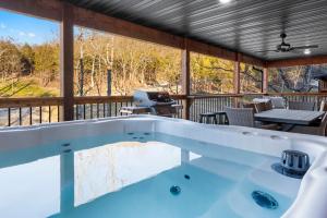 霍利斯特Nestled Nook的一个带桌椅的门廊上的游泳池