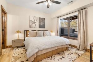 ein Schlafzimmer mit einem Bett und einem Fenster in der Unterkunft Firepit-Pvt Hot Tub-Cozy Retreat-Free Attraction Tickets-Cmty Indoor Pool in Hollister + 60 Fotos