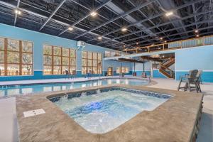 einen Pool in einem Gebäude mit Pool in der Unterkunft Firepit-Pvt Hot Tub-Cozy Retreat-Free Attraction Tickets-Cmty Indoor Pool in Hollister