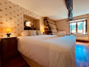 a bedroom with a large white bed in a room at Prioral Countryside Villa in Miño