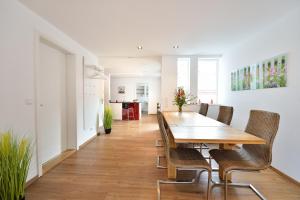 Un comedor con mesa y sillas de madera. en Altstadtapartment Himmelreich, en Heidelberg