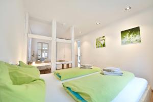 Dos camas en una habitación con ventana. en Altstadtapartment Himmelreich, en Heidelberg