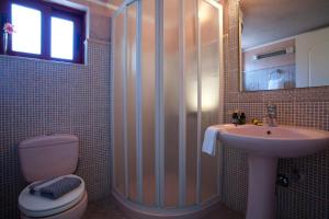 Koupelna v ubytování Exanthia Villas