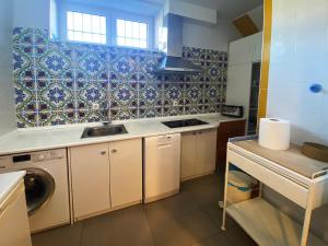 Casa Rural Mailan PARKING INCLUIDO的厨房或小厨房