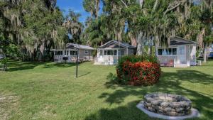 een paar huizen in een tuin met een struik bij Lakeside Cottages in Lake Placid