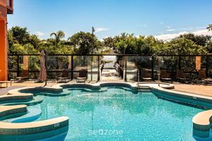 弗洛里亚诺波利斯Resort pé na areia - Suítes JBVTOP的建筑物内蓝色水的游泳池