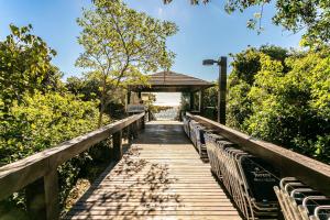 弗洛里亚诺波利斯Resort pé na areia - Suítes JBVTOP的通往凉亭的木板路