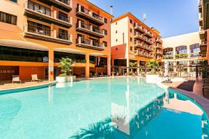 Resort pé na areia - Suítes JBVTOP内部或周边的泳池