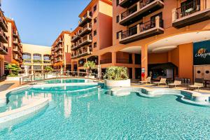 Resort pé na areia - Suítes JBVTOP内部或周边的泳池
