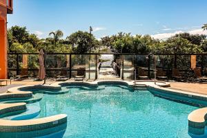 Resort pé na areia - Suítes JBVTOP内部或周边的泳池