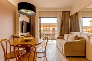 Resort pé na areia - Suítes JBVTOP的休息区