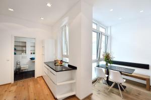 a kitchen with a desk and a table in a room at Altstadtapartment Bel Etage in Heidelberg