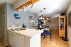 Η κουζίνα ή μικρή κουζίνα στο Quiet Condo about 10 Mi to Dtwn Pensacola