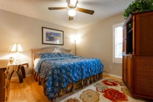 Ένα ή περισσότερα κρεβάτια σε δωμάτιο στο Quiet Condo about 10 Mi to Dtwn Pensacola