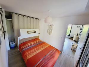 Letto o letti in una camera di La Fossette - T2 avec terrasse, parking et wifi
