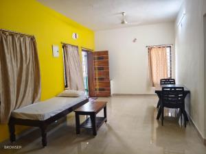 Postel nebo postele na pokoji v ubytování Lakshmibalajistayhome 1bhk&2bhk