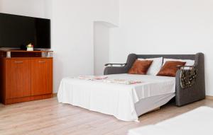 ein Schlafzimmer mit einem Bett und einem Flachbildfernseher in der Unterkunft ,, LA MAISON CONCORDIA '' in Cincu + 73 Fotos