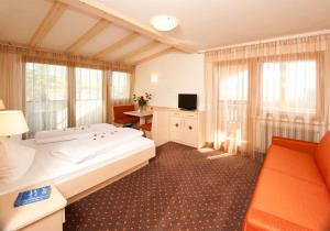 A bed or beds in a room at Pension Golser