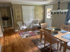 Khu vực ghế ngồi tại Lovely home near Stowe, shopping and trails +6 ảnh