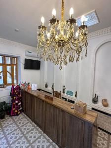 een grote kroonluchter hangt in een kamer bij MUNIS Lyabi hauz in Bukhara