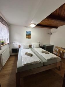 Posteľ alebo postele v izbe v ubytovaní Pension Hones