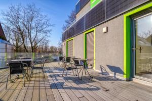 una terraza con sillas y mesas en un edificio en Nicetostay Aparthotel, en Bremen