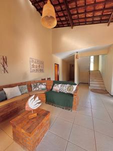 ein Wohnzimmer mit Sofa und Tisch in der Unterkunft Casa du Vento in Cruz