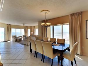 Un comedor y una sala de estar con mesa y sillas. en Emerald Isle #1108 - Emerald Dreams, en Pensacola Beach 25 fotos más