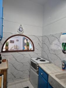 Kuchyň nebo kuchyňský kout v ubytování Captain's home loutraki