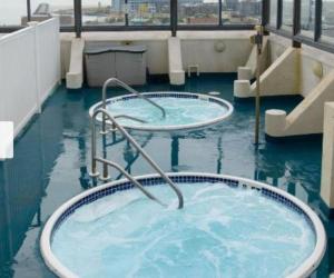 due vasche idromassaggio in un edificio con acqua di Flagship Boardwalk Resorts ad Atlantic City Altre 5 foto