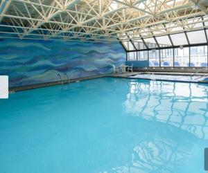 una grande piscina con un dipinto sul muro di Flagship Boardwalk Resorts ad Atlantic City