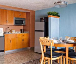 una cucina e una sala da pranzo con tavolo e sedie di Flagship Boardwalk Resorts ad Atlantic City