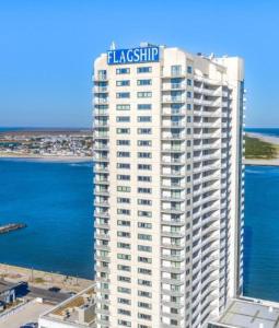 un alto edificio bianco con un cartello Hancock sopra di Flagship Boardwalk Resorts ad Atlantic City