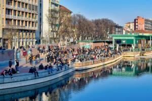 Asiakkaita majoituspaikassa Navigli Vibes By Nabstays