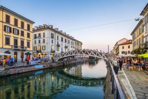 Asiakkaita majoituspaikassa Navigli Vibes By Nabstays