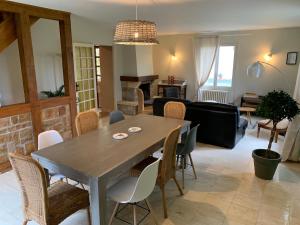 a living room with a wooden table and chairs at Les Vendanges Maison Vigneronne in Reuilly +13 photos