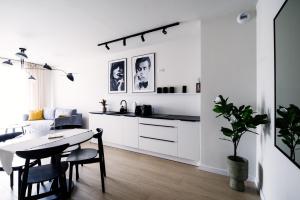 Kuchyňa alebo kuchynka v ubytovaní ONE Apartament WROCŁAW