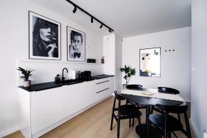 Kuchyňa alebo kuchynka v ubytovaní ONE Apartament WROCŁAW