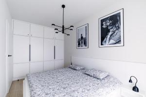 Posteľ alebo postele v izbe v ubytovaní ONE Apartament WROCŁAW