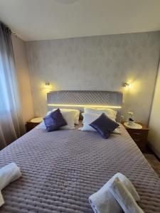 Posteľ alebo postele v izbe v ubytovaní Apartments Luana with private jacuzzi