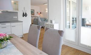 a kitchen with a table and chairs in a room at Alte Druckerei "Bodoni" in Norderney