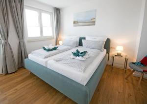 a bedroom with a large bed with flowers on it at Alte Druckerei "Bodoni" in Norderney